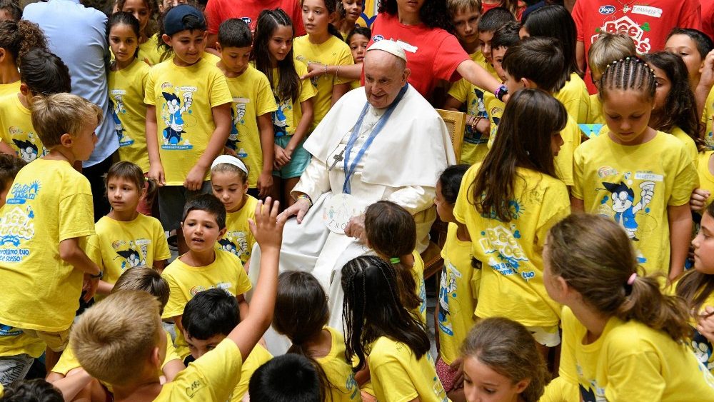 Papež mezi dětmi vatikánských zaměstnanců, které se účastní letního příměstského tábora ve Vatikánu