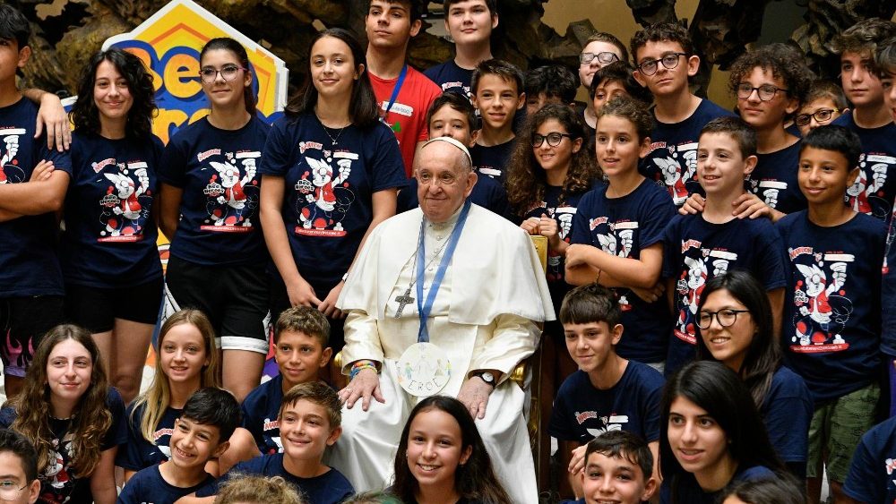 Папа Францішак з ўдзельнікамі ватыканскага дзіцячага лагера