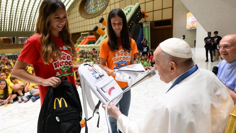 Die Betreuer tragen rote Shirts, die freiwilligen Unterstützer sind durch das orange Shirts erkenntlich