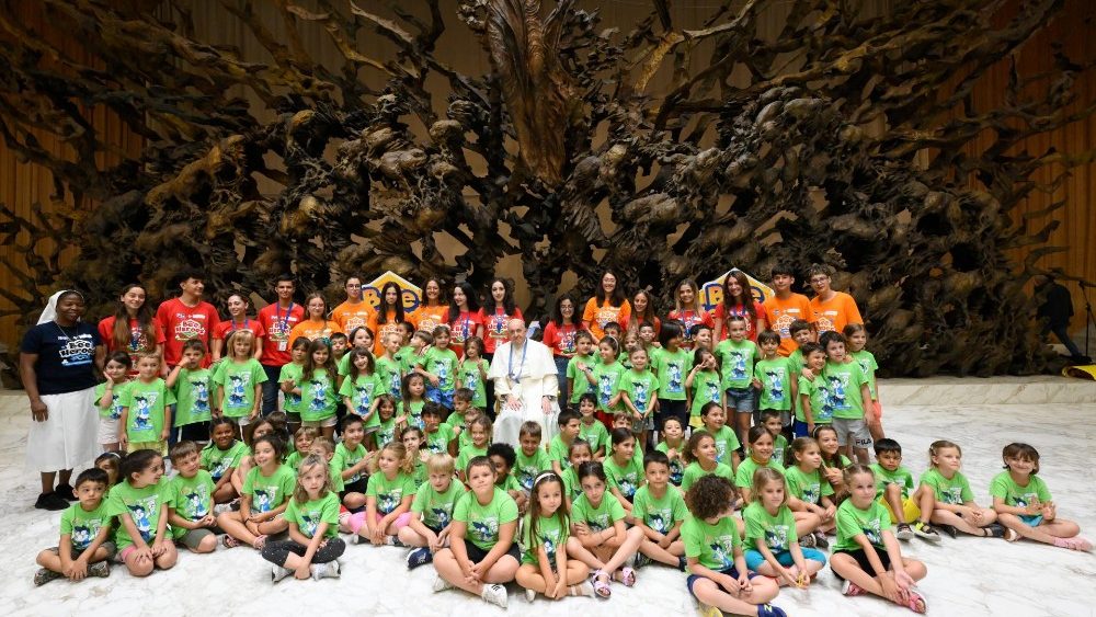 Папа Францішак з ўдзельнікамі ватыканскага дзіцячага лагера