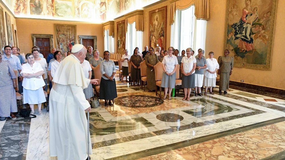 O Papa com participantes do Capítulo Geral das Religiosas de Maria Imaculada Missionárias Claretianas (Vatican Media)