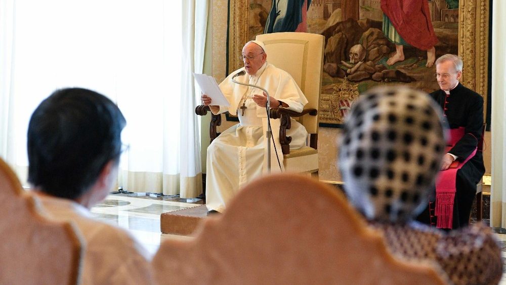 O Papa com participantes do Capítulo Geral das Religiosas de Maria Imaculada Missionárias Claretianas (Vatican Media)