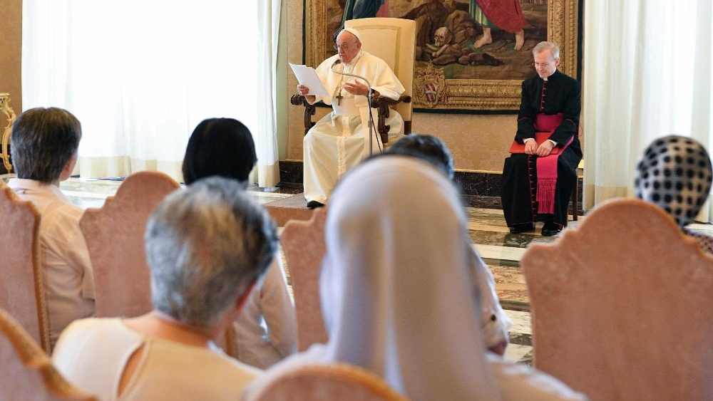O Papa com participantes do Capítulo Geral das Religiosas de Maria Imaculada Missionárias Claretianas (Vatican Media)