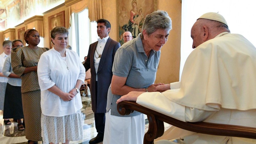 O Papa com participantes do Capítulo Geral das Religiosas de Maria Imaculada Missionárias Claretianas (Vatican Media)