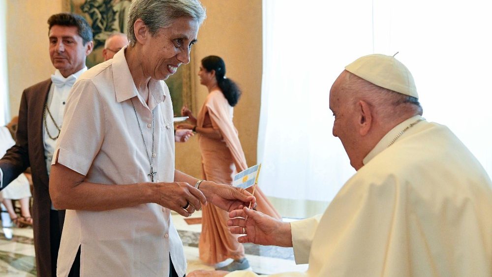 O Papa com participantes do Capítulo Geral das Religiosas de Maria Imaculada Missionárias Claretianas (Vatican Media)