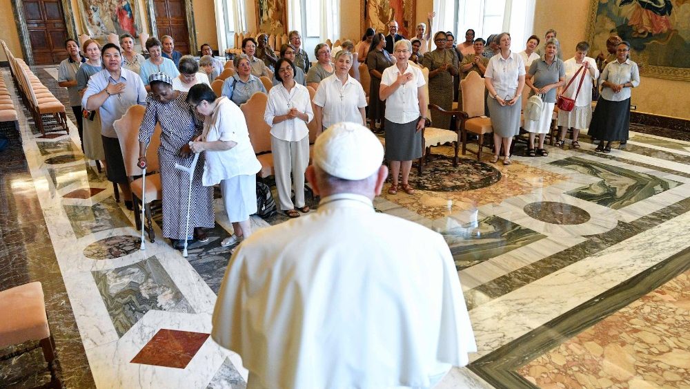 O Papa com participantes do Capítulo Geral das Religiosas de Maria Imaculada Missionárias Claretianas (Vatican Media)