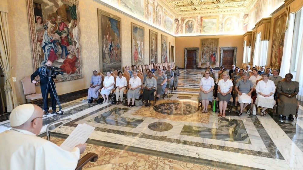 O Papa com participantes do Capítulo Geral das Religiosas de Maria Imaculada Missionárias Claretianas (Vatican Media)