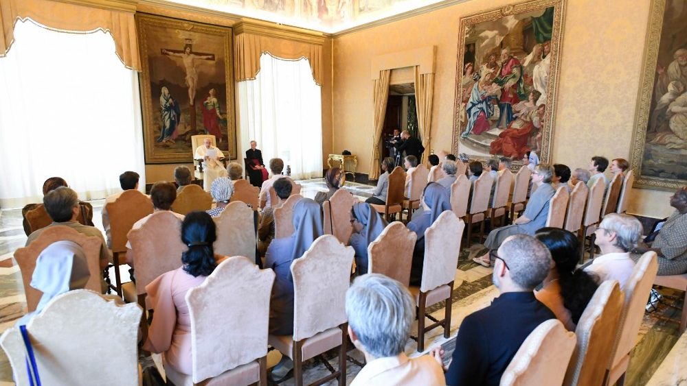 O Papa com participantes do Capítulo Geral das Religiosas de Maria Imaculada Missionárias Claretianas (Vatican Media)