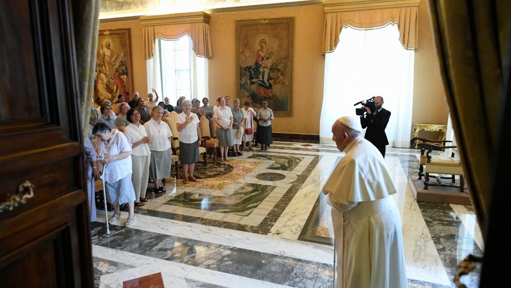 O Papa com participantes do Capítulo Geral das Religiosas de Maria Imaculada Missionárias Claretianas (Vatican Media)
