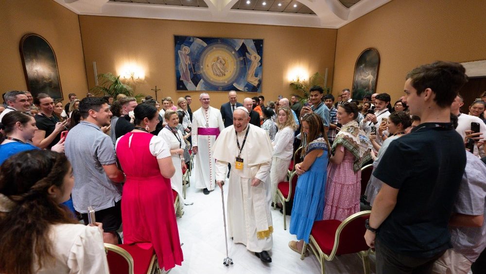 Papež přichází mezi poutníky z Melbourne
