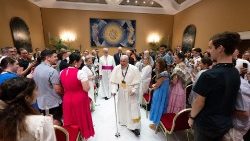 Papež přichází mezi poutníky z Melbourne