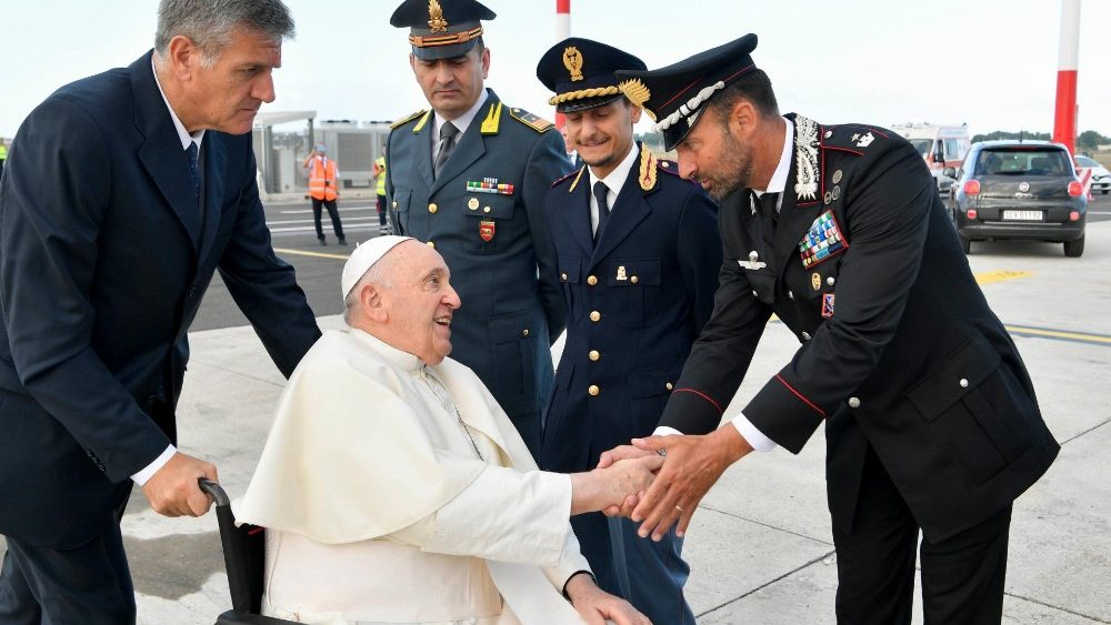 Papa saúda militares da Aeronáutica na pista do Fiumicino
