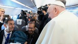 Papa Françesku në avionin për Lisbonë