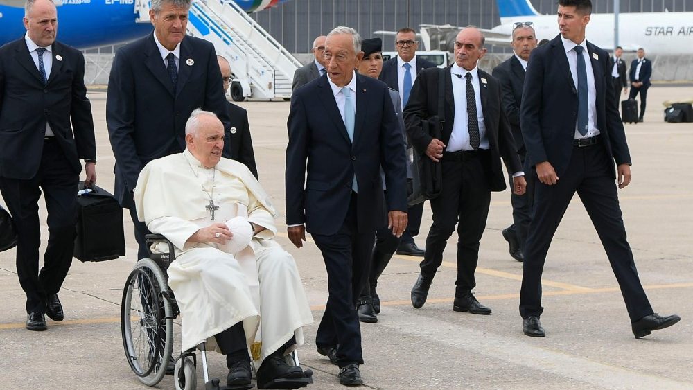 Ao lado do presidente de Portugal Marcelo Rebelo, para segue para o Hangar da Base Aérea