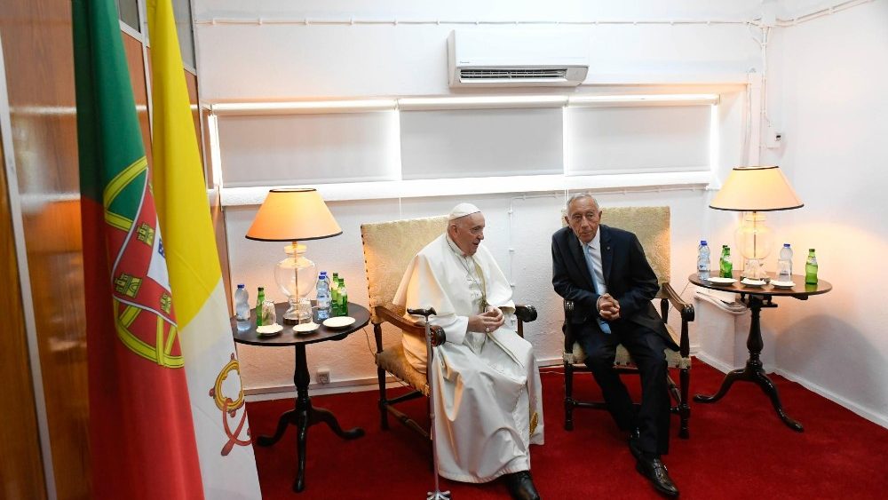 No Lounge montado no Hangar da Base Aérea, breve encontro de Francisco com presidente português Rebelo