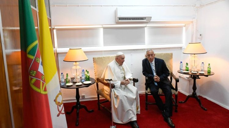 Am Flughafen ein erstes Gespräch mit dem Staatspräsidenten