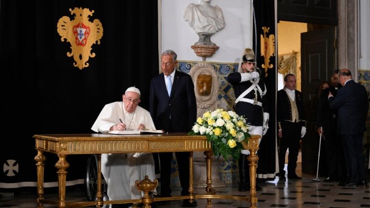 Papa Francisko akiwa anatia saini kitabu cha wageni kwa Rais