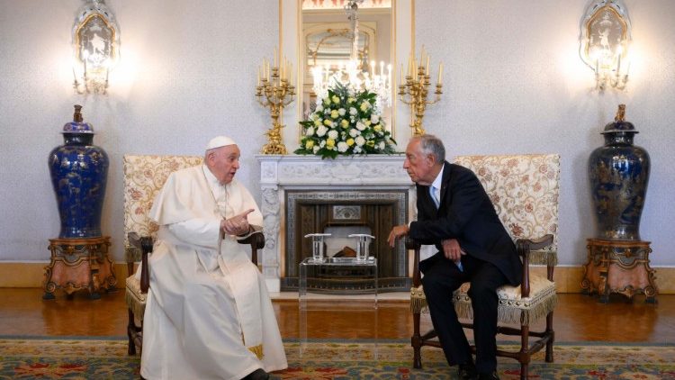 Papež Frančišek in portugalski predsednik Marcelo Rebelo de Sousa med srečanjem v narodni palači v Belemu