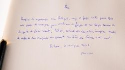 2023.08.02  Papa ametia saini kwenye kitabu cha heshima alipomtembelea Rais wa faragha. 