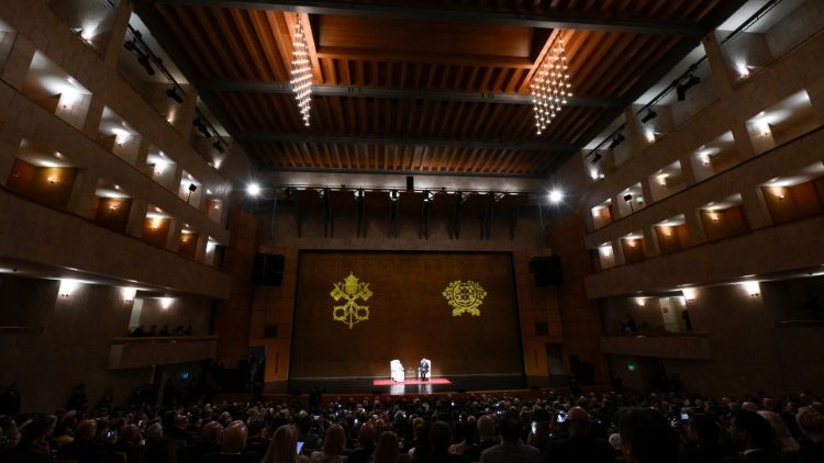 Srečanje s portugalskimi oblastmi, civilno družbo in diplomatskim zborom je potekalo v kulturnem centru v Belemu v Lizboni