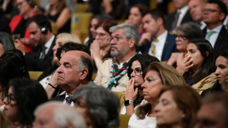 Die Anwesenden lauschen den Worten des Papstes