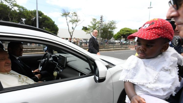 Freundlicher Empfang für den Papst in Lissabon