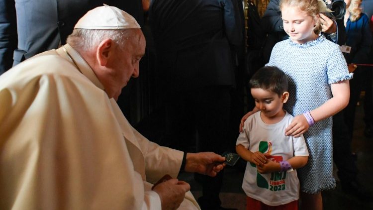 ĐTC chủ sự giờ Kinh Chiều với c&aacute;c Gi&aacute;m mục, Linh mục, tu sĩ, chủng sinh v&agrave; nh&acirc;n vi&ecirc;n mục vụ Bồ Đ&agrave;o Nha