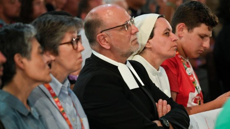 ĐTC chủ sự giờ Kinh Chiều với c&aacute;c Gi&aacute;m mục, Linh mục, tu sĩ, chủng sinh v&agrave; nh&acirc;n vi&ecirc;n mục vụ Bồ Đ&agrave;o Nha