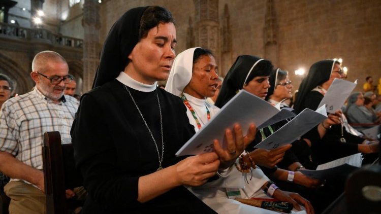 ĐTC chủ sự giờ Kinh Chiều với c&aacute;c Gi&aacute;m mục, Linh mục, tu sĩ, chủng sinh v&agrave; nh&acirc;n vi&ecirc;n mục vụ Bồ Đ&agrave;o Nha