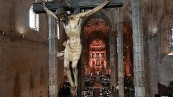 Križani v samostanski cerkvi sv. Hieronima, kjer so potekale večernice s papežem Frančiškom.