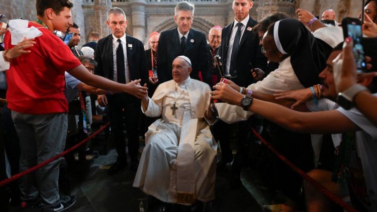 ĐTC chủ sự giờ Kinh Chiều với c&aacute;c Gi&aacute;m mục, Linh mục, tu sĩ, chủng sinh v&agrave; nh&acirc;n vi&ecirc;n mục vụ Bồ Đ&agrave;o Nha