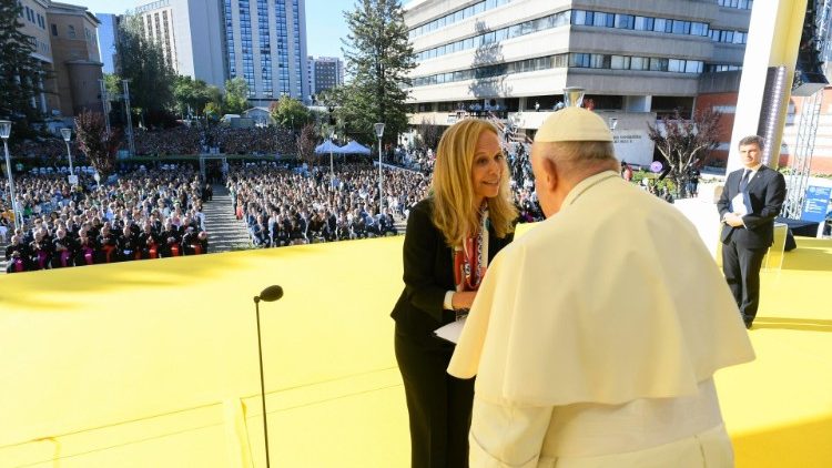 Mkuu wa Chuo kikuu katoliki Ureno akimkaribisha Papa 