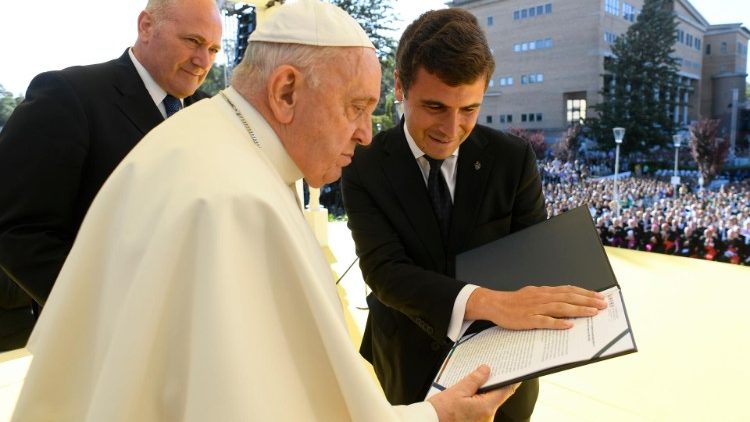 ĐTC gặp gỡ sinh vi&ecirc;n