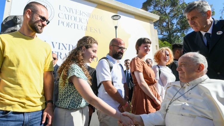 Papa akisalimiana na wanachuo kikuu katoliki Ureno