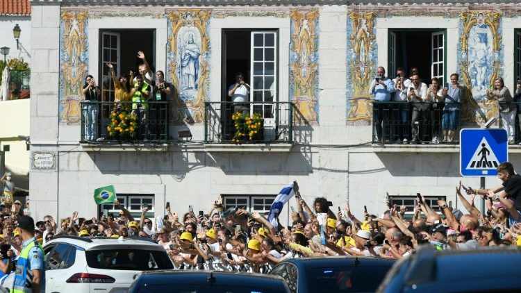 Lissabon, während der Papst vorbeifährt