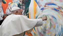 2023.08.03 Papa amechora kwenye ukuta wa mchoro mkubwa uliotengenezwa na vijana wa Scholas Occurrentes  mara baada ya kuzungumza nao