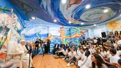 Papež Frančišek med srečanjem z mladimi Scholas Occurrentes v Cascaisu blizu Lizbone (3. avgust 2023)