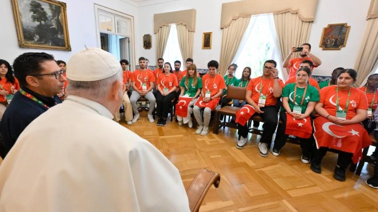 2023.08.03 Viaggio Apostolico in Portogallo in occasione della XXXVII Giornata Mondiale della Gioventu' - Gruppo di giovani dalla Turchia