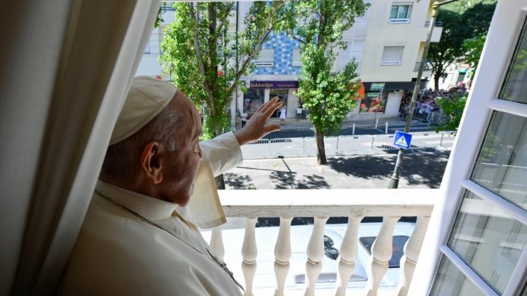 Papež v okně apoštolské nunciatury v Lisabonu, kde se koná řada neplánovaných setkání 