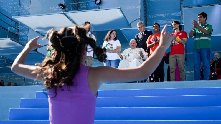 Papež František mezi mladými lidmi při zahájení Světových dní mládeže