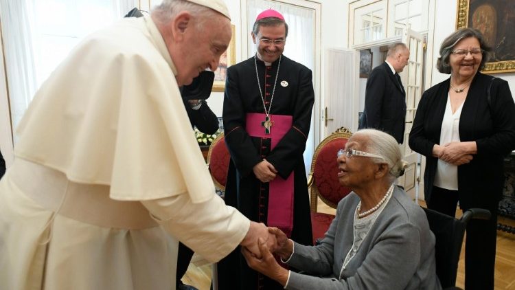 Papa e Sra. Maria da Conceição Brito Mendonça na Nunciatura em Lisboa