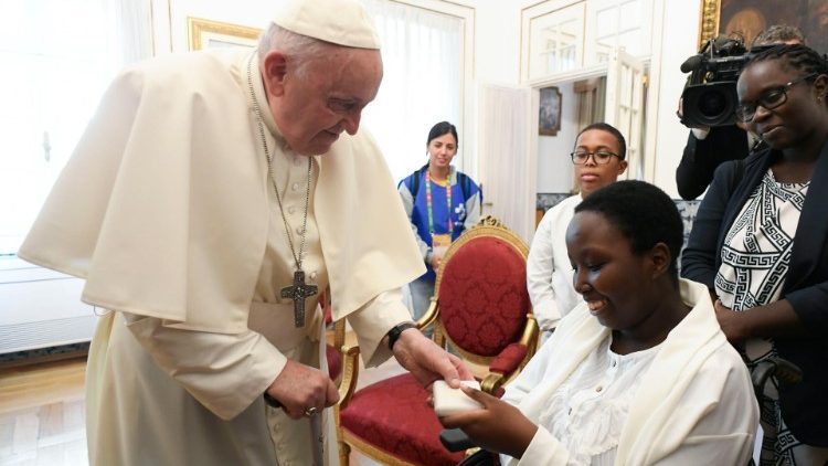 Edna recebe Terço do Papa