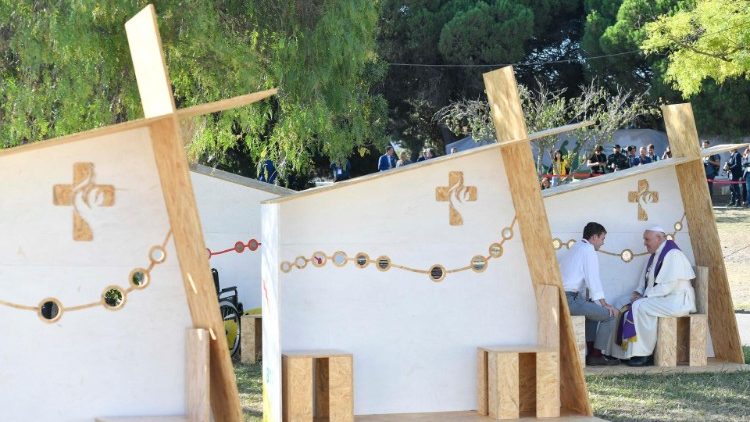 2023.08.04 Viaggio Apostolico in Portogallo in occasione della XXXVII Giornata Mondiale della Gioventu' - Confessione di alcuni giovani della GMG