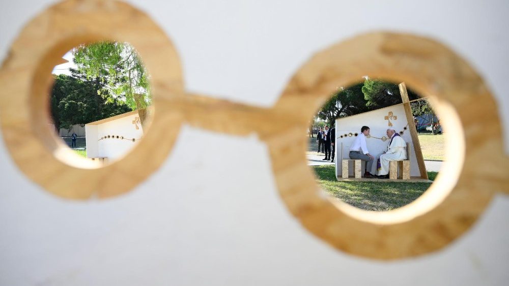 O Papa confessa jovens em Lisboa (Vatican Media)