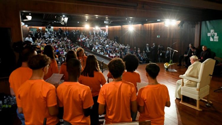 Um encontro marcado por muita ternura e carinho no Centro Social Paroquial S. Vicente de Paulo