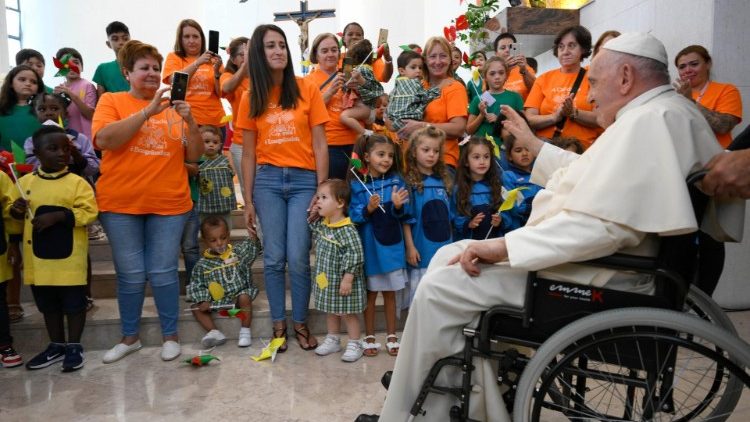 Papa alikutana na wawakilishi wa huduma na Caritas