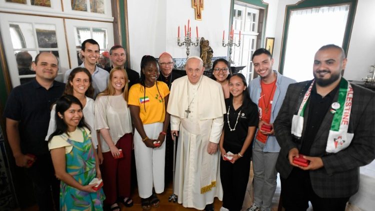 Kundi la vijana waliopata mlo wa mchana na Papa Francisko katika ubalozi wa Vatican, Lisbon.