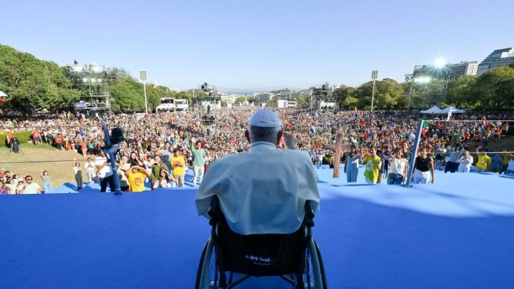 Un momento della Via Crucis con i giovani presieduta dal Papa a Lisbona, nel corso della 37.ma GMG
