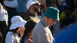 Betende beim Kreuzweg mit dem Papst