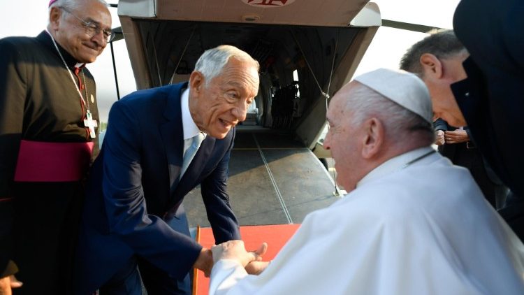 ĐTC cầu nguyện với một số bệnh nh&acirc;n v&agrave; t&ugrave; nh&acirc;n tại Fatima